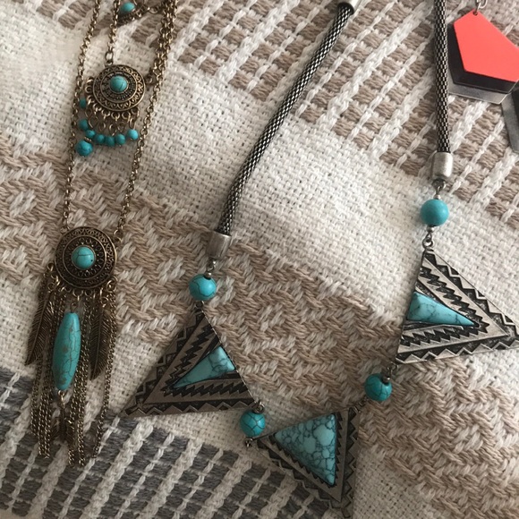 Assorted statement necklaces - Picture 8 of 8